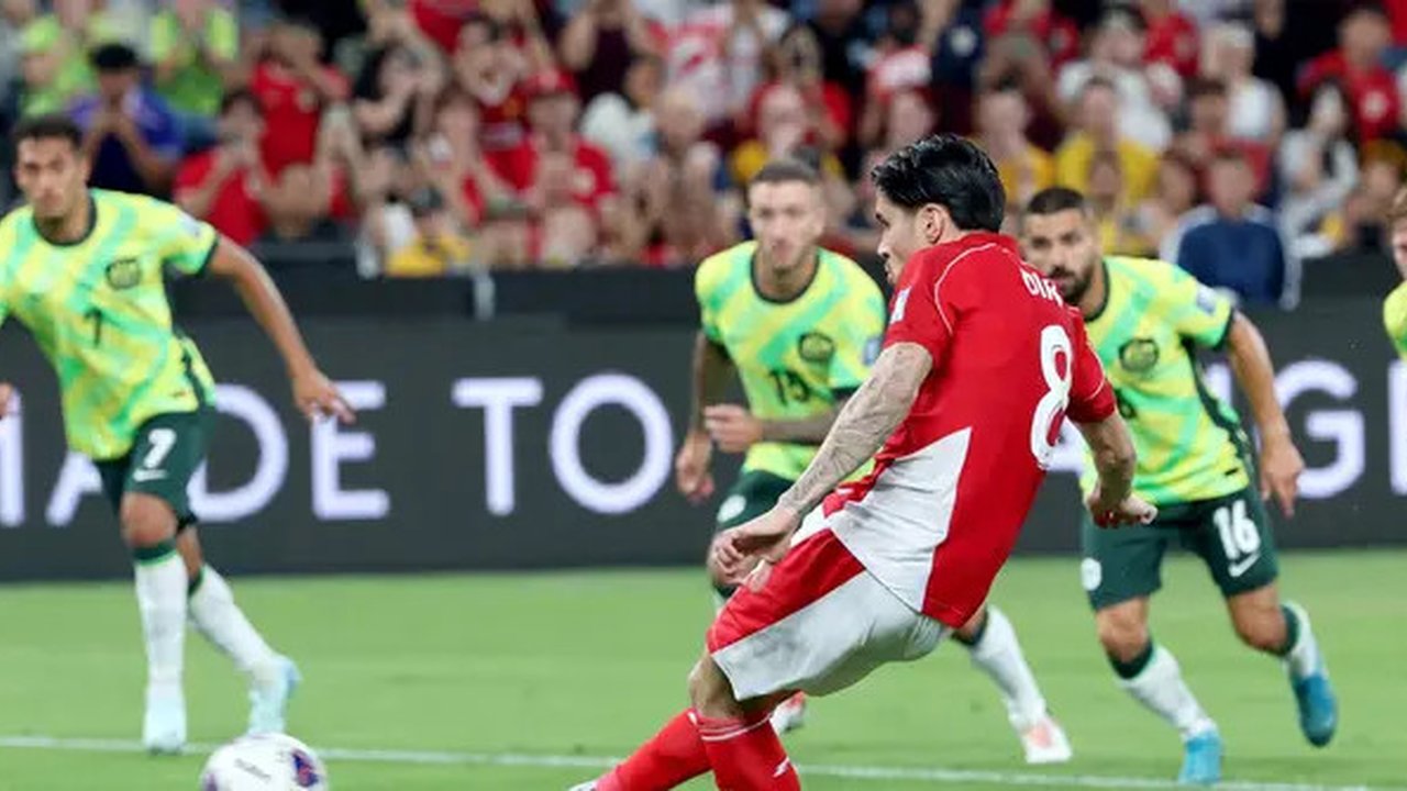 Kevin Diks menendang penalti ke gawang Australia namun gagal. Timnas Indonesia kalah 1-5 di Allianz Stadium, Sydney, Kamis (20/3/2025). (AFP/David Gray)