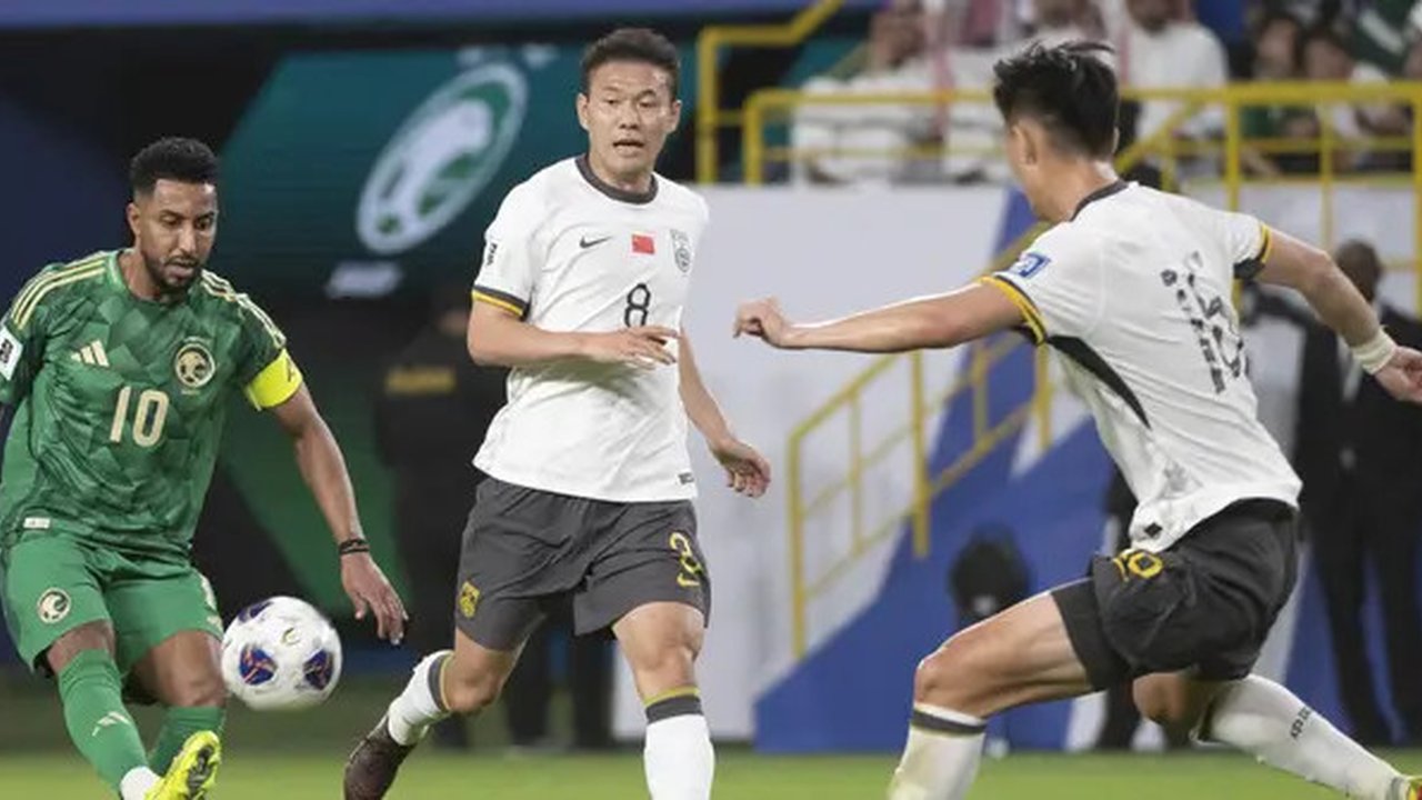 Timnas Arab Saudi saat mengalahkan China dengan skor 1-0 di Ronde 3 Kualifikasi Piala Dunia 2026 Zona Asia. (AFP)