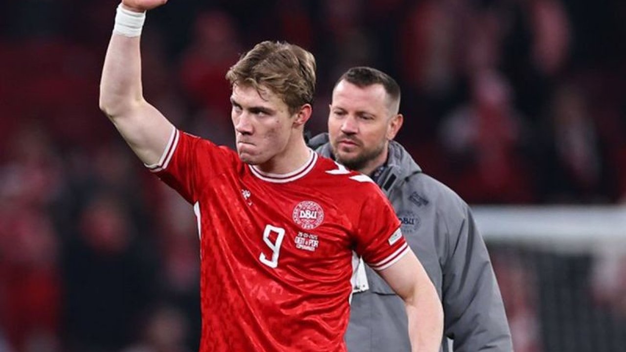 Rasmus Hojlund jadi pahlawan Denmark usai golnya menumbangkan Portugal 1-0 di leg pertama perempat final UEFA Nations League, lengkap dengan selebrasi 'Siu' ala Cristiano Ronaldo!