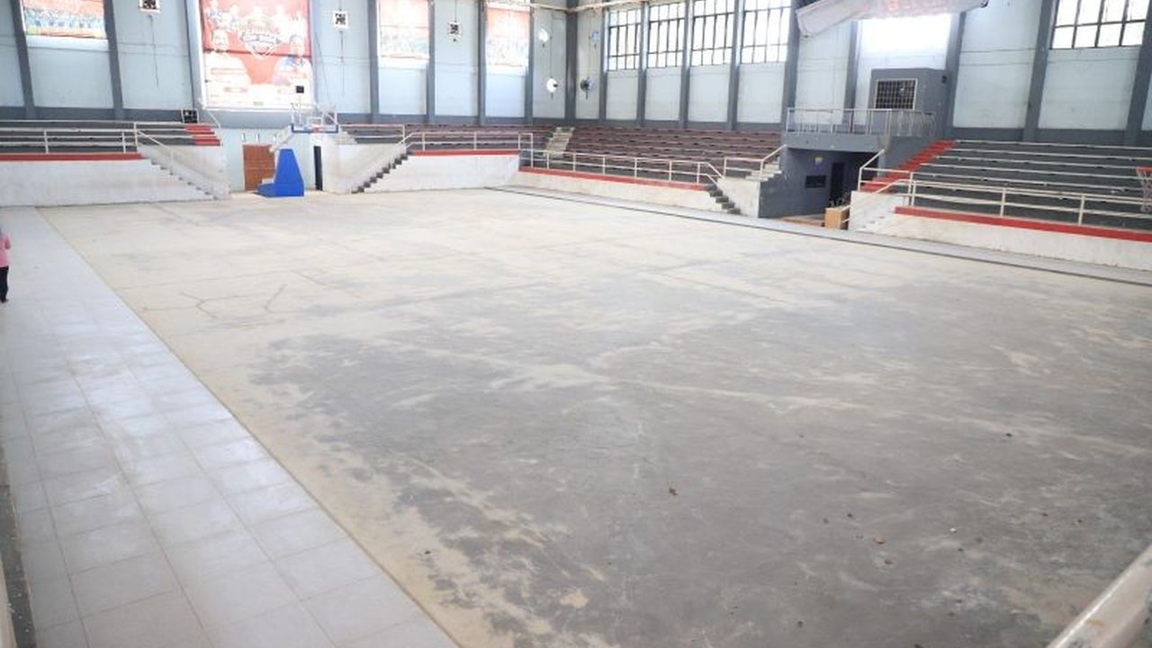 Lapangan basket GOR Tangerang sedang direnovasi untuk memenuhi standar internasional, termasuk pemasangan parket kayu maple dan peningkatan ketinggian lapangan, ditargetkan selesai dalam tiga bulan.