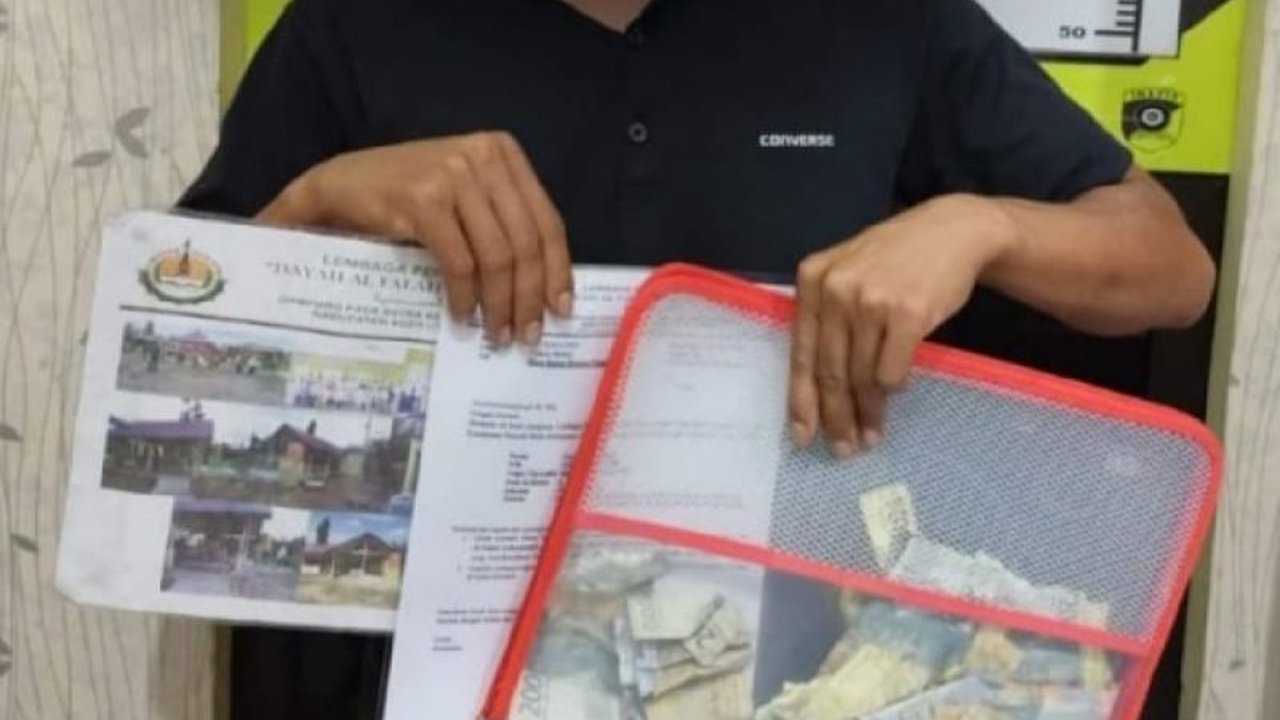 Polresta Banda Aceh menangkap AMR (25) yang menghimpun sumbangan dengan modus membantu dayah, namun uangnya digunakan untuk judi online.