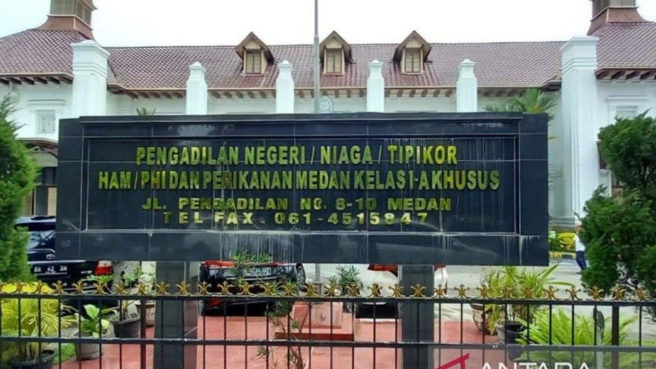 Kompol Ramli Sembiring, mantan perwira polisi yang dipecat, mengajukan praperadilan di PN Medan terkait penetapan dirinya sebagai tersangka kasus dugaan pemerasan dana DAK proyek SMKN di Sumatera Utara.