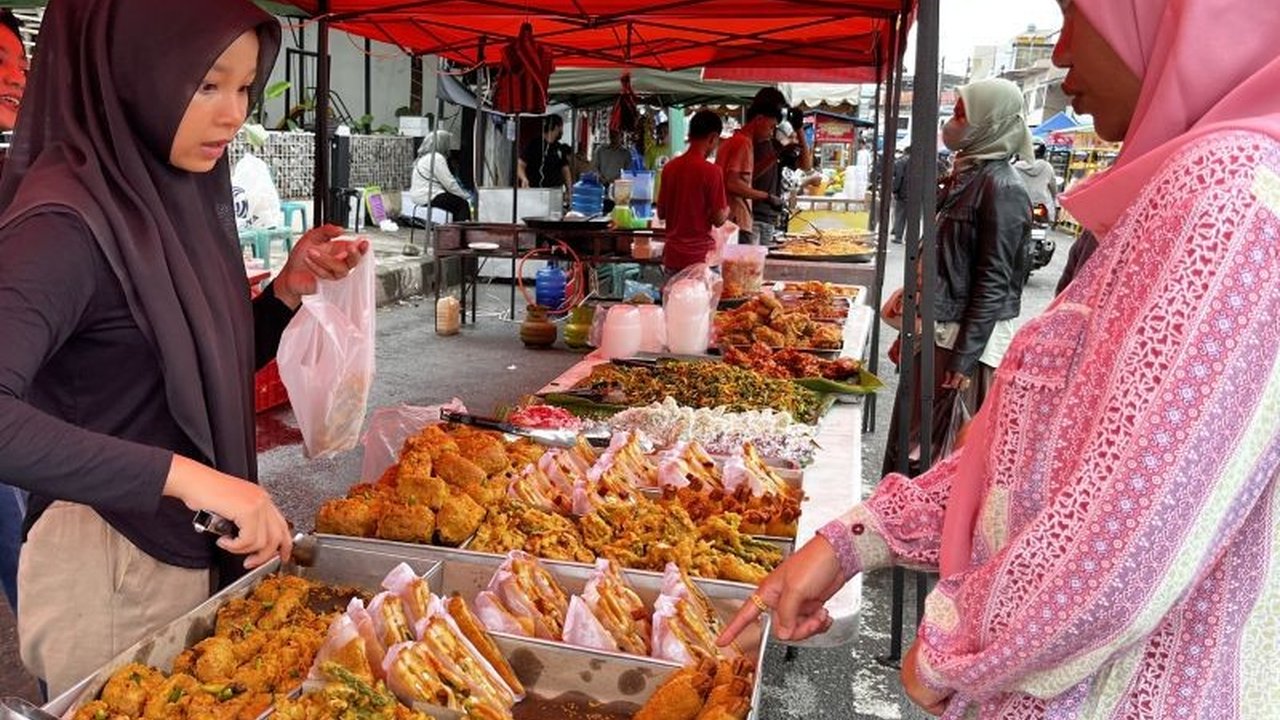 Satuan Polisi Pamong Praja dan Wilayatul Hisbah (Satpol PP-WH) Kota Banda Aceh menertibkan enam warung yang buka siang hari selama Ramadhan, tiga diantaranya pemilik non-muslim, dan tiga muslim.