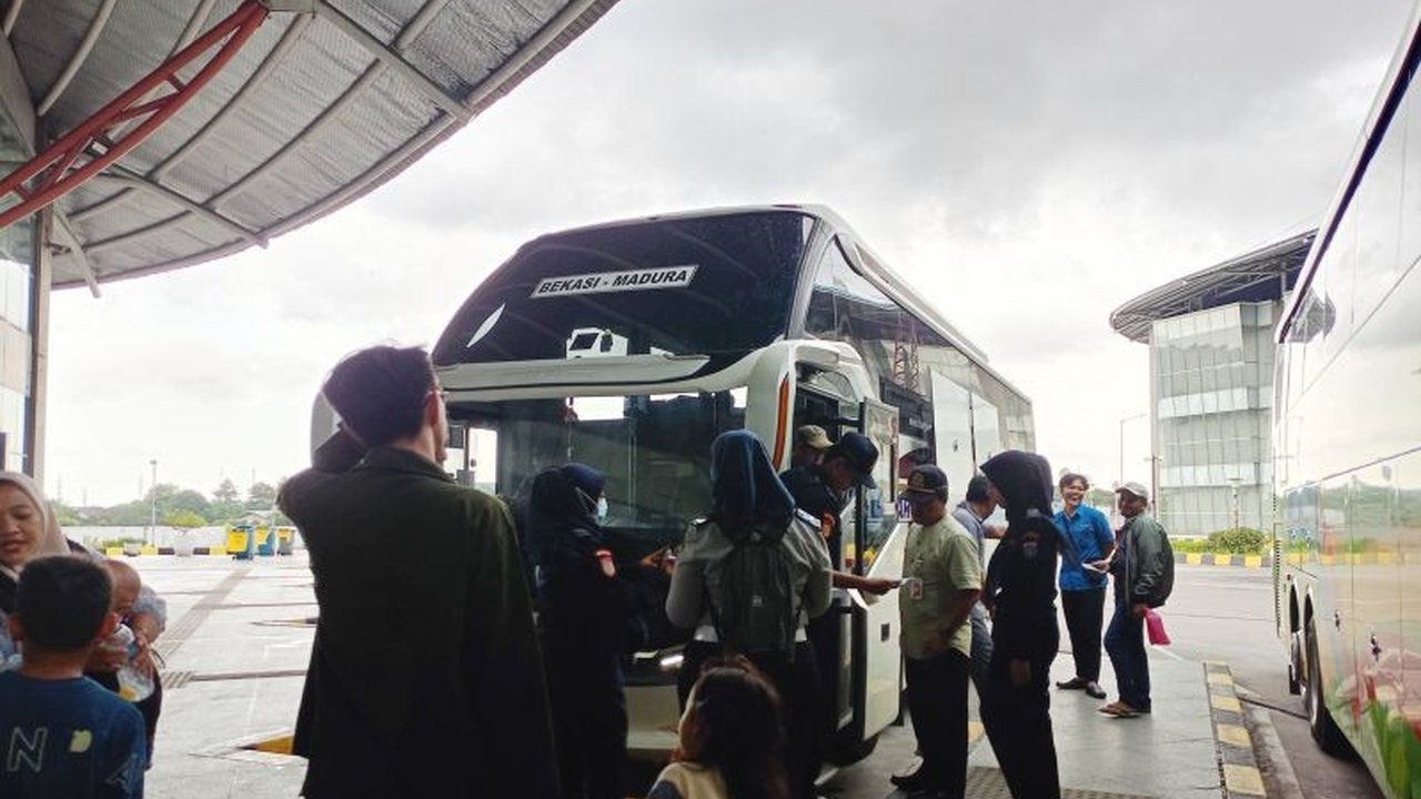 Terminal Terpadu Pulo Gebang meningkatkan kapasitas ruang tunggu untuk mengantisipasi lonjakan penumpang mudik Lebaran 2025 hingga 15.000 orang dan menyiapkan bus cadangan.