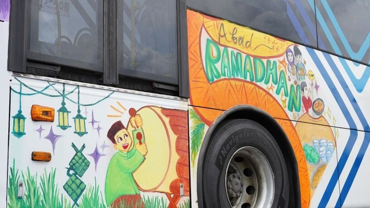 Transjakarta berkolaborasi dengan seniman muda, termasuk penyandang disabilitas, untuk mempercantik bus Transjakarta dengan lukisan bertema 