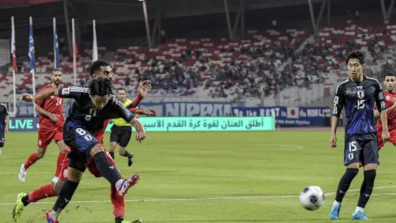 Penyerang Timnas Jepang, Takumi Minamino, tengah menembakkan bola saat menghadapi Bahrain dalam laga Grup C putaran ketiga Kualifikasi Piala Dunia 2026 zona Asia di Bahrain National Stadium,