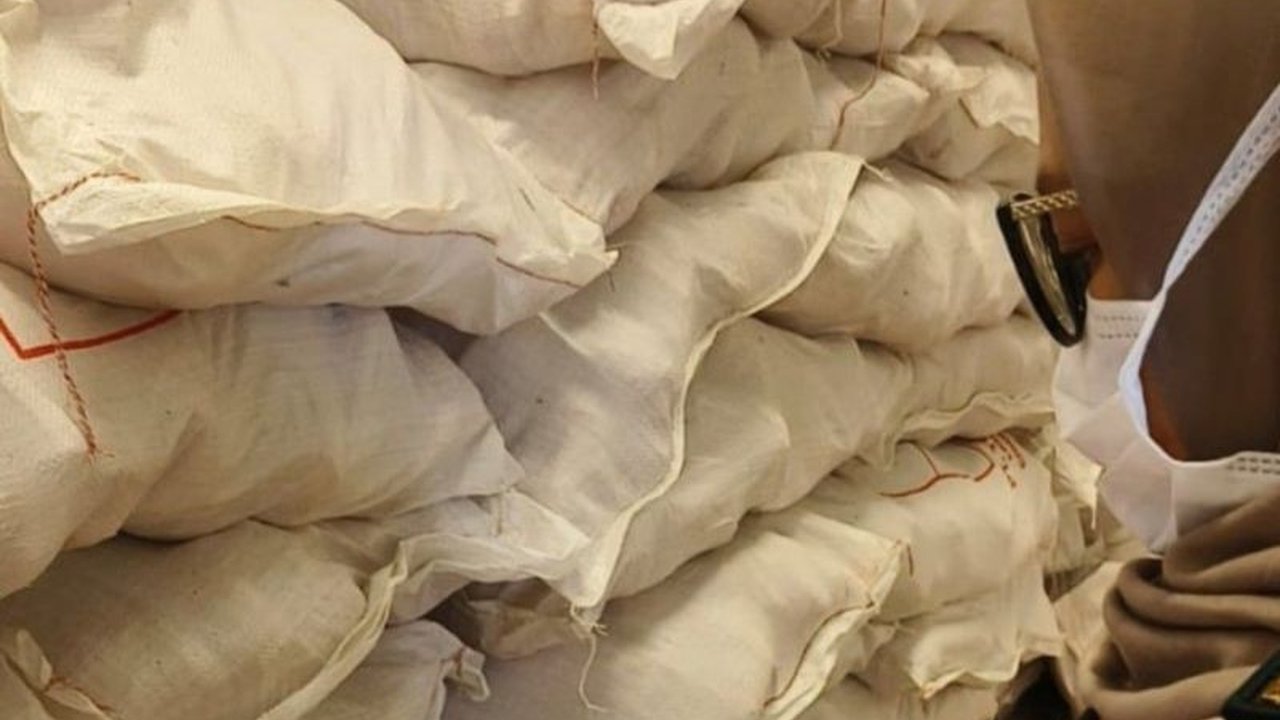 Balai Karantina Hewan dan Tumbuhan Maluku Utara memperketat pengawasan lalu lintas komoditas pangan di Jailolo menjelang Idul Fitri untuk memastikan keamanan dan kelayakan konsumsi masyarakat.