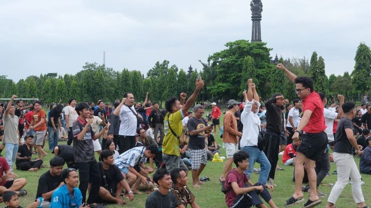 Kekalahan telak dari Australia membuat strategi total football ala Belanda di Timnas Indonesia dipertanyakan; fokus kini beralih pada kemenangan untuk peluang lolos ke Piala Dunia 2026.