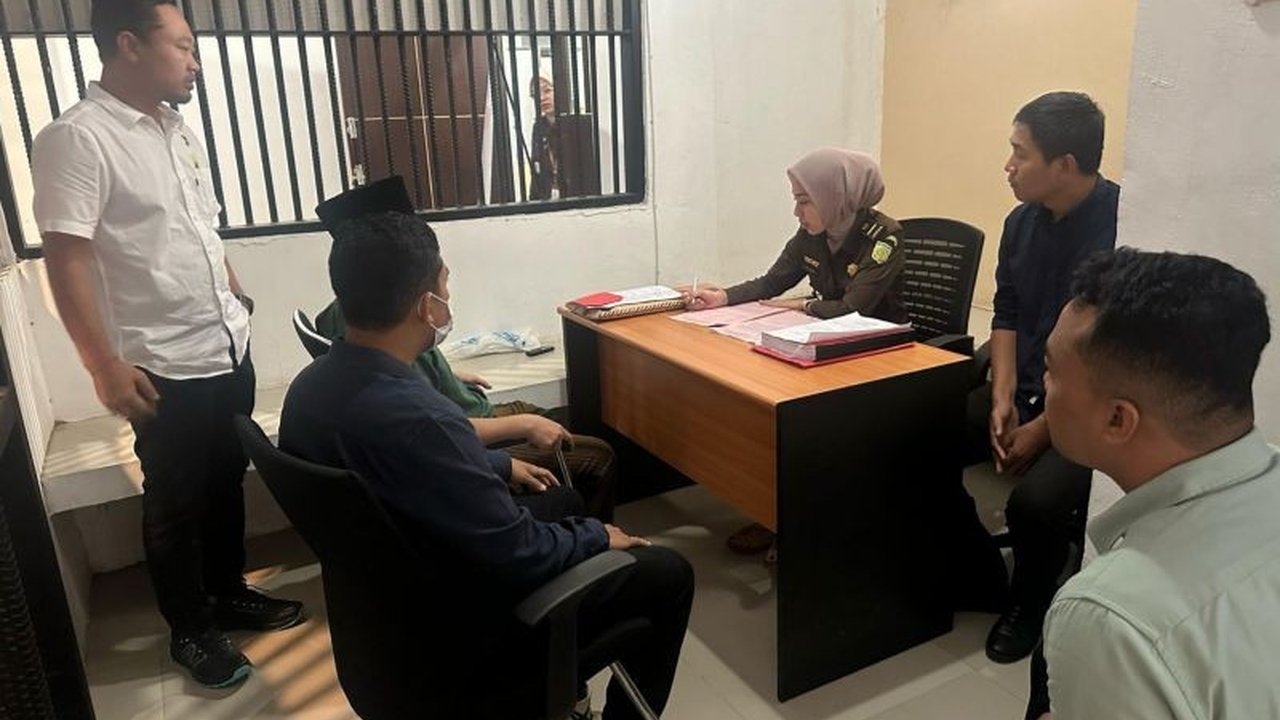 Oknum kader partai politik berinisial SH di Lombok Tengah, NTB, resmi dilimpahkan berkas kasusnya ke Kejaksaan Negeri Praya setelah dinyatakan lengkap (P-21) terkait pemalsuan ijazah S1.