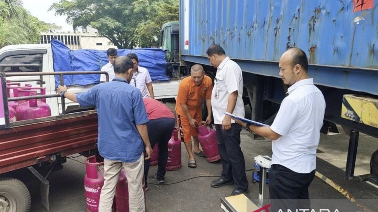 Dirreskrimsus Polda Metro Jaya mengungkap praktik curang penjualan gas elpiji 12 kg di Bekasi dengan kekurangan berat hingga 460 gram per tabung, melanggar UU Perlindungan Konsumen dan UU Meteorologi Legal.