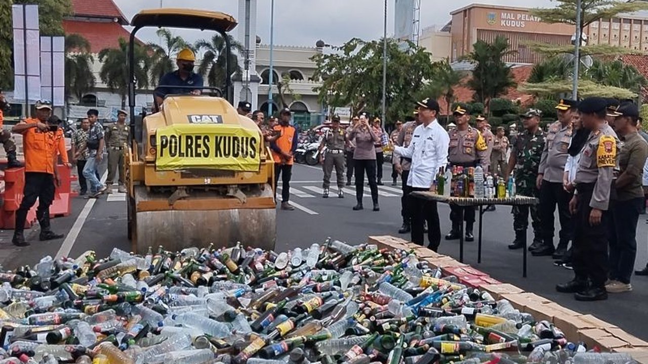 Polres Kudus memusnahkan 3.520 botol minuman keras berbagai merek hasil Operasi Pekat Candi, menegaskan komitmen Kudus sebagai wilayah nol persen alkohol.