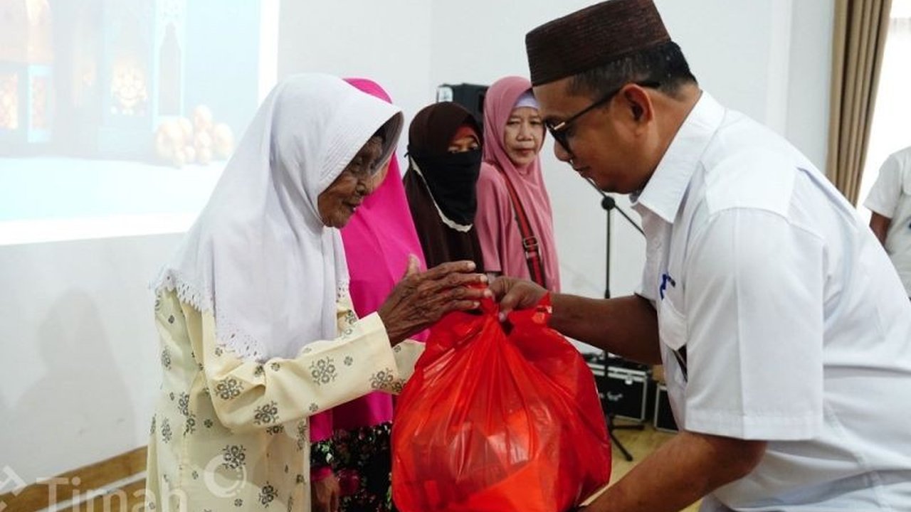 PT Timah Tbk membagikan ratusan paket sembako kepada warga kurang mampu di Bangka Belitung menjelang Lebaran 2025, sebagai wujud kolaborasi perusahaan dan Ikatan Istri Karyawan Timah (IIKT).