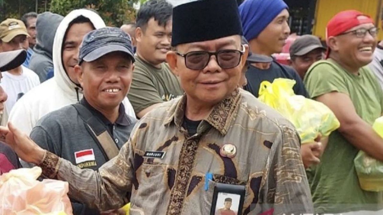 Dinas Lingkungan Hidup Kotim meminjam ekskavator untuk mengatasi penumpukan sampah di TPA akibat kerusakan akses jalan selama musim hujan, guna mengoptimalkan pengelolaan sampah dan kelancaran pengangkutan dari depo sampah.