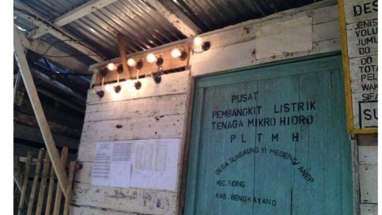 Desa Sungkung di Bengkayang, Kalimantan Barat, yang dulunya gelap gulita, kini terang benderang berkat listrik mikrohidro, sekaligus menjaga kelestarian hutan.