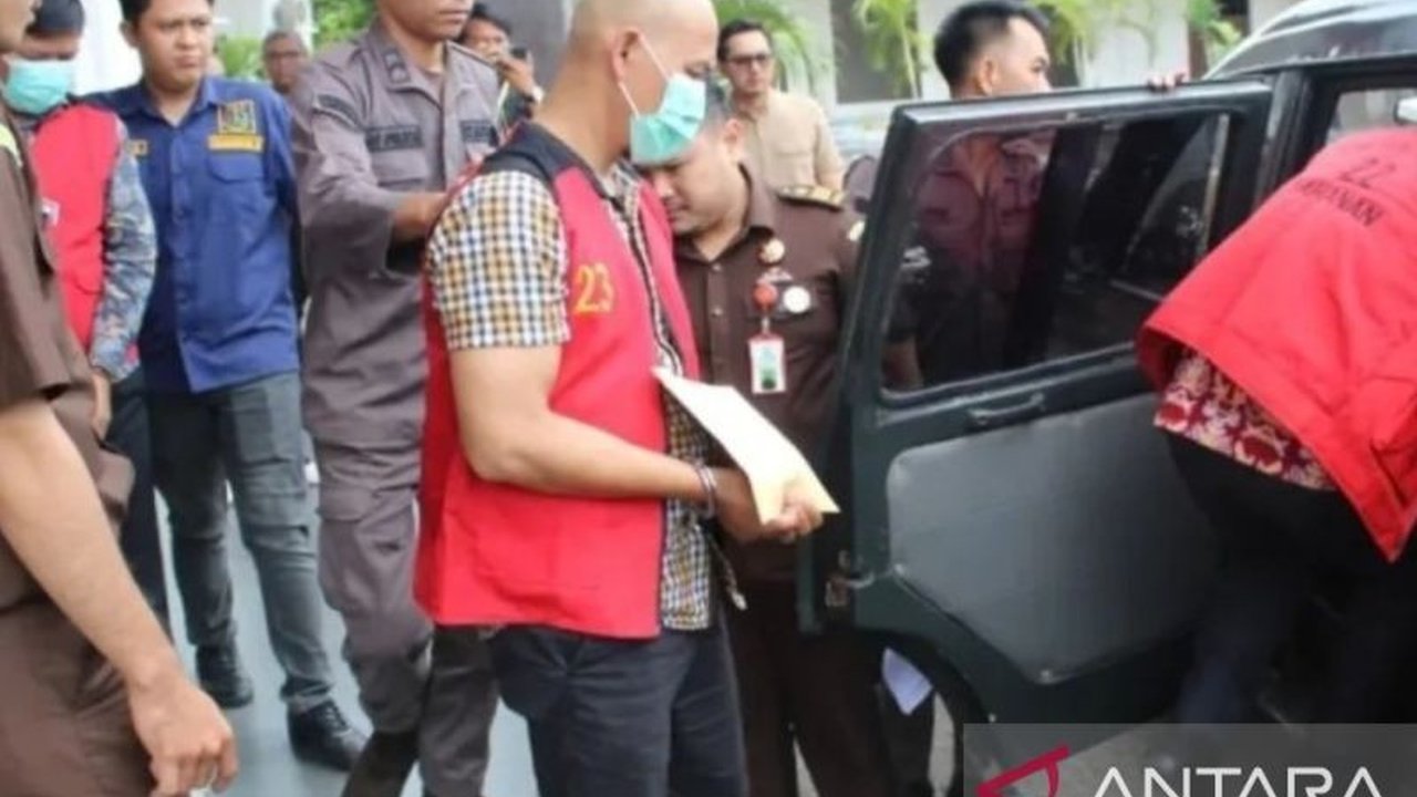 Kejaksaan Negeri Banyuasin menetapkan tiga tersangka korupsi pengelolaan keuangan retribusi parkir tahun 2020-2023 dengan total kerugian negara mencapai Rp1,4 miliar.