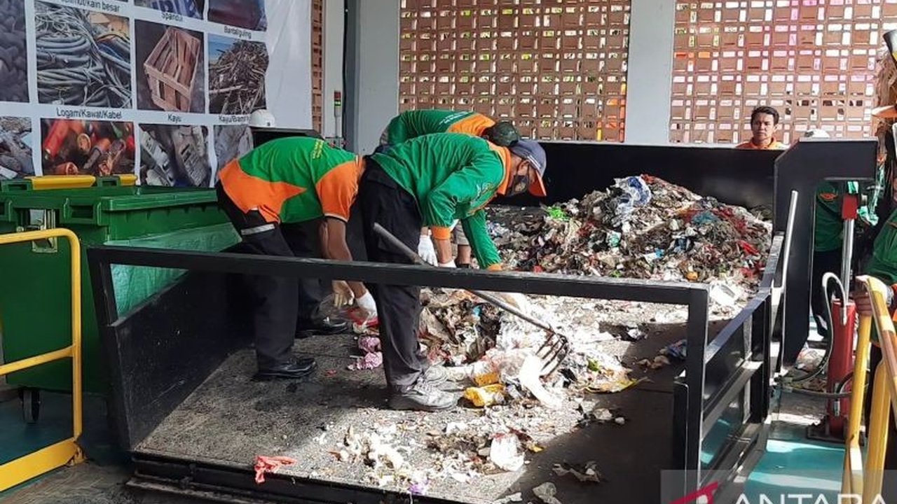 Pemerintah Provinsi DKI Jakarta menambah empat Tempat Pengolahan Sampah Reduce, Reuse, Recycle (TPS 3R) dan ratusan bank sampah untuk mengurangi sampah dan mendukung target zero waste 2050.