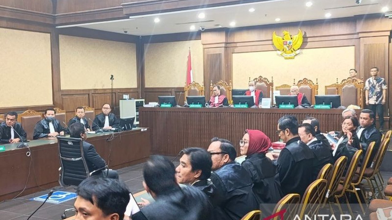 Sekjen DPP PDI Perjuangan, Hasto Kristiyanto, mengaku diancam akan ditersangkakan jika memecat Jokowi dan kini didakwa terlibat kasus perintangan penyidikan Harun Masiku.