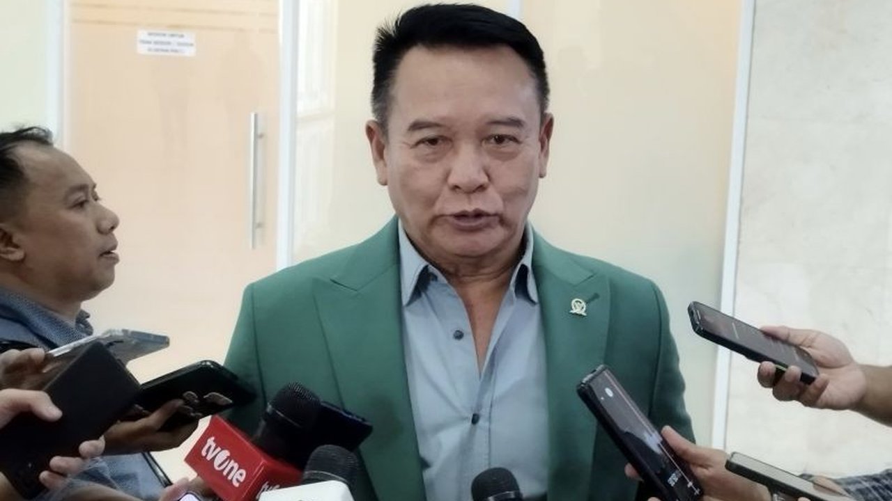 Anggota Komisi I DPR, TB Hasanuddin, mendesak Panglima TNI untuk segera pensiunkan prajurit aktif yang menduduki jabatan sipil di luar 14 bidang yang diizinkan dalam UU TNI yang baru.