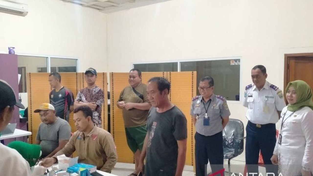 Dinas Kesehatan Kudus periksa kesehatan ratusan awak bus di sejumlah PO untuk memastikan keselamatan penumpang selama mudik Lebaran 2025.