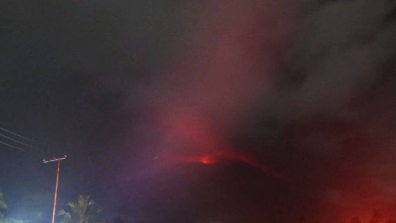 Erupsi besar Gunung Lewotobi Laki-laki di Flores Timur, NTT, tidak menimbulkan korban jiwa, meskipun ribuan warga mengungsi dan abu vulkanik mencapai ketinggian 8.000 meter.