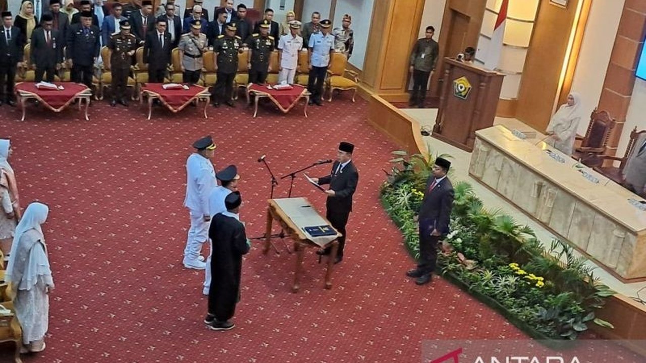 Gubernur Sultra lantik Azhari-Muhammad Adam Basan sebagai Bupati dan Wabup Buton Tengah periode 2025-2030 setelah melewati proses hukum di MK.