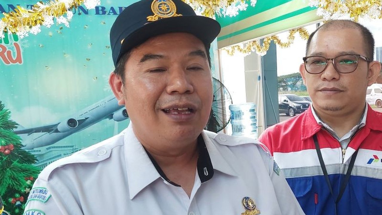BMKG Sorong pantau cuaca Kota Sorong kondusif untuk penerbangan Lebaran 2025, dengan potensi hujan ringan hingga sedang dan laporan cuaca setiap 30 menit ke pilot.