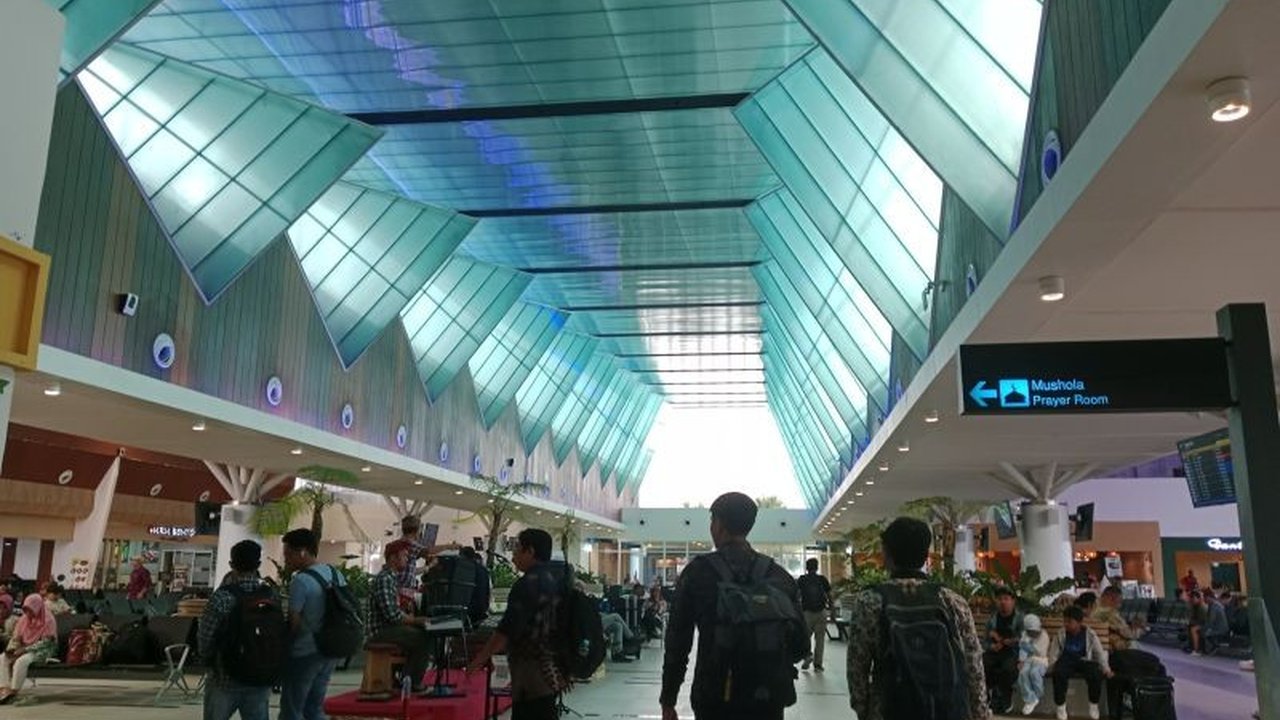 Bandara Lombok meningkatkan pelayanan dan mengoperasikan posko terpadu untuk mengantisipasi lonjakan penumpang selama arus mudik Lebaran 2025, dengan kapasitas terminal yang mampu menampung hingga 19 ribu penumpang per hari.