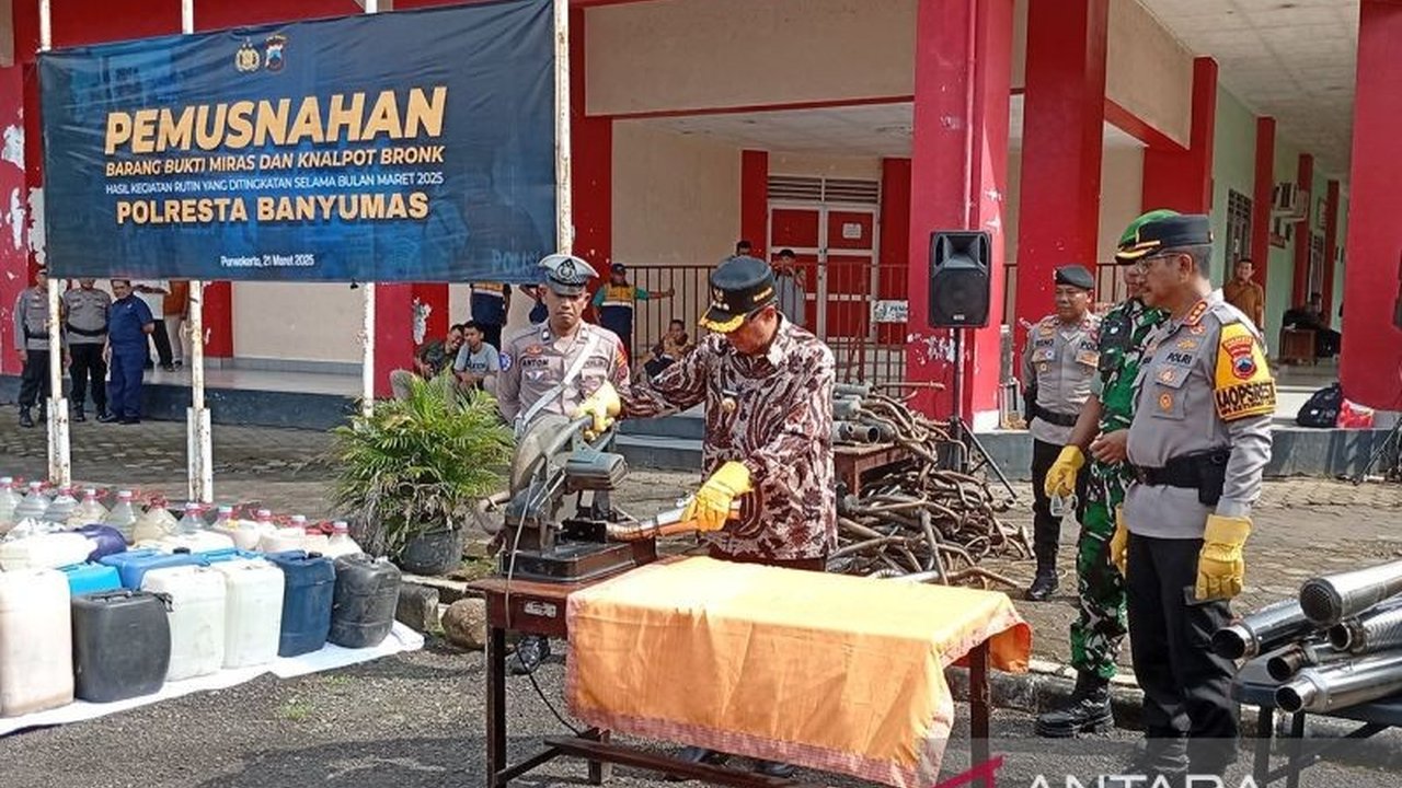 Polresta Banyumas, Jawa Tengah, memusnahkan ratusan knalpot brong dan ribuan botol minuman beralkohol sebagai bentuk penegakan hukum dan menjaga ketertiban masyarakat.