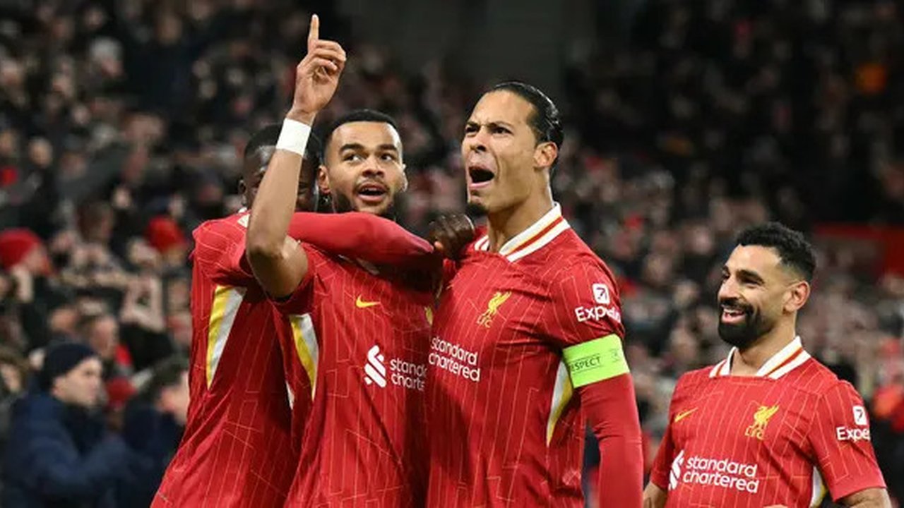 Penyerang Liverpool, Cody Gakpo (kedua kiri) merayakan golnya bersama Virgil van Dijk pada pertandingan kelima fase League Liga Champions 2024/2025 melawan Real Madrid di Stadion Anfield, Ing