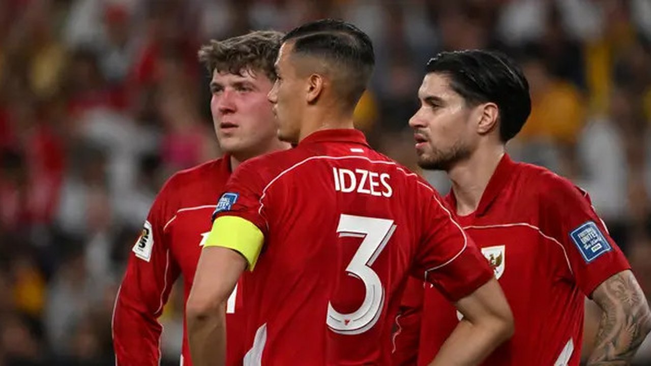 Sejumlah pemain Timnas Indonesia, yakni Jay Idzes (tengah), Kevin Diks (kanan), dan Ole Romeny (kiri), berdiskusi saat menghadapi Australia pada lanjutan Kualifikasi Piala Dunia 2026 di Sydne