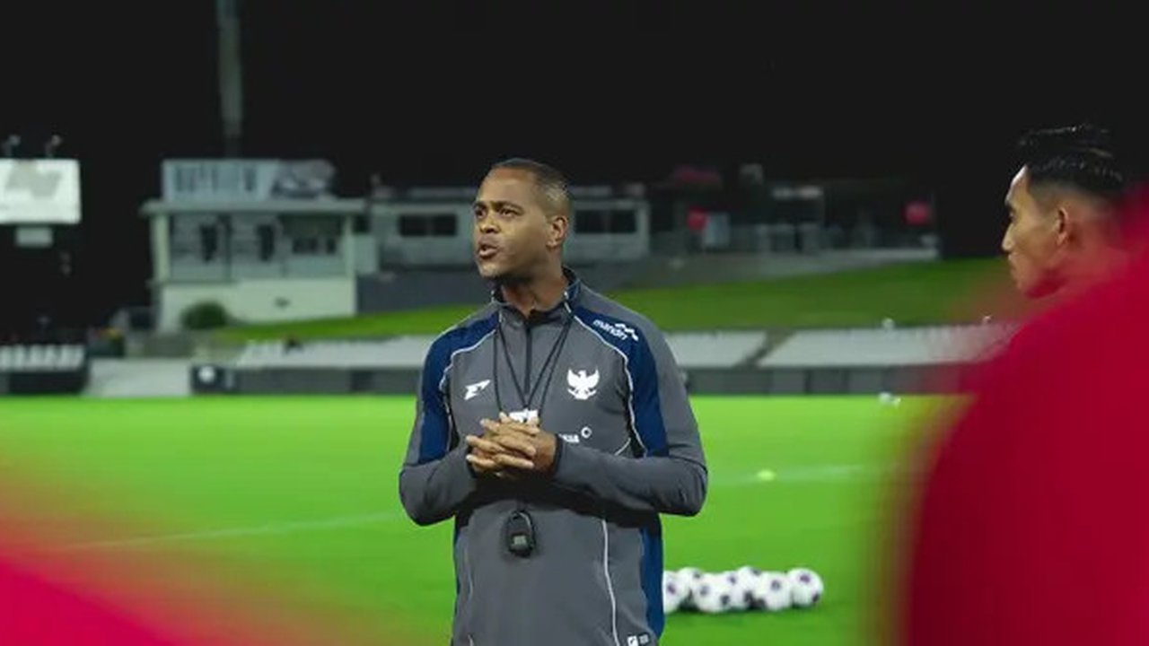 Pelatih kepala Timnas Indonesia, Patrick Kluivert sesi latihan perdana Timnas Merah-Putih di Stadion Netstrata Jubilee, Sydney, Selasa (18/3/2025) malam jelang laga melawan Timnas Australi