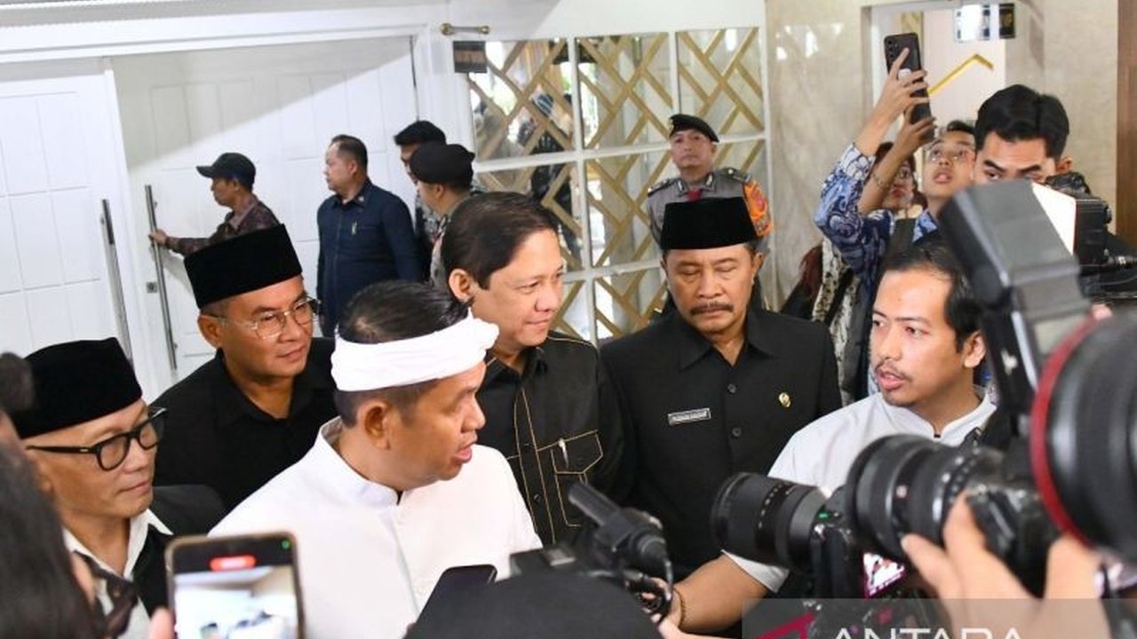 Gubernur Jawa Barat, Dedi Mulyadi, bertekad menciptakan Jawa Barat yang bebas dari aksi premanisme pada tahun 2025 dengan membentuk Satgas Anti-Premanisme melibatkan TNI dan Polri.