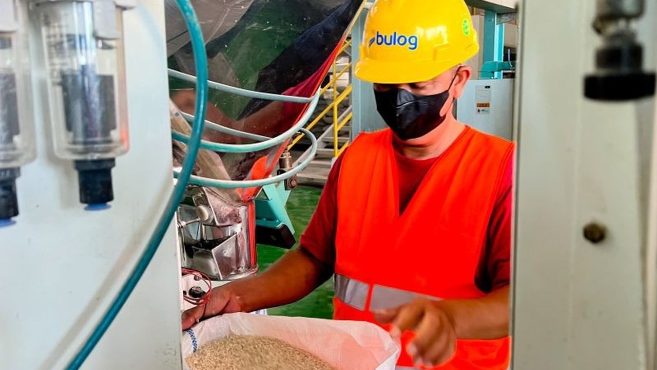 Perum Bulog telah menyerap 5.000 ton gabah kering panen (GKP) di Solo Raya untuk menunjang ketahanan pangan dan memberikan harga terbaik bagi petani.