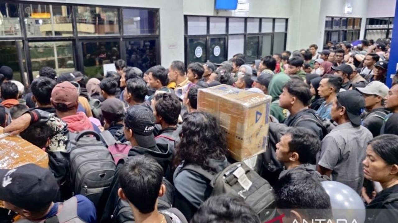 Menteri Perhubungan memprediksi arus mudik Lebaran 2024 akan dimulai Jumat malam, didorong kebijakan WFA dan pemerintah siapkan berbagai fasilitas transportasi.