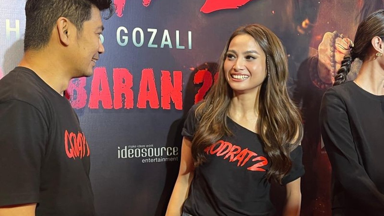 Aktris Acha Septriasa mengungkapkan puisi W.S. Rendra berjudul 'Hidup Itu Seperti Uap' membantunya mendalami peran Azizah yang penuh tantangan dalam film Qodrat 2.