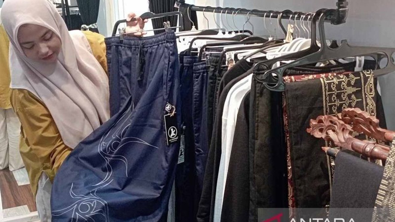 Penjualan kain sarung produksi UMKM Aceh meningkat signifikan menjelang Idul Fitri 2025, terutama produk Ija Kroeng yang menawarkan kain sarung dan songket dengan desain Aceh.
