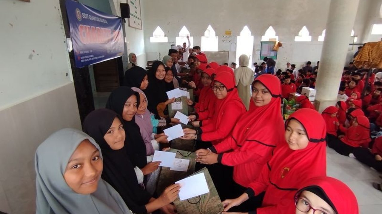 Siswa SDIT Quantum School Banda Aceh salurkan bantuan Rp30 juta berupa uang saku, sembako, dan alat belajar untuk santri Dayah Darul Hikmah di Aceh Besar sebagai wujud kepedulian sosial.