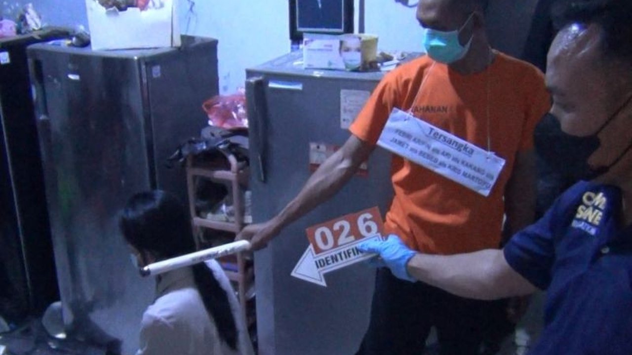 Polres Metro Jakarta Barat rekonstruksi kasus pembunuhan ibu dan anak di Tambora dengan 76 adegan yang diperagakan pelaku, termasuk bagaimana ia membunuh korban dan membuang barang bukti.