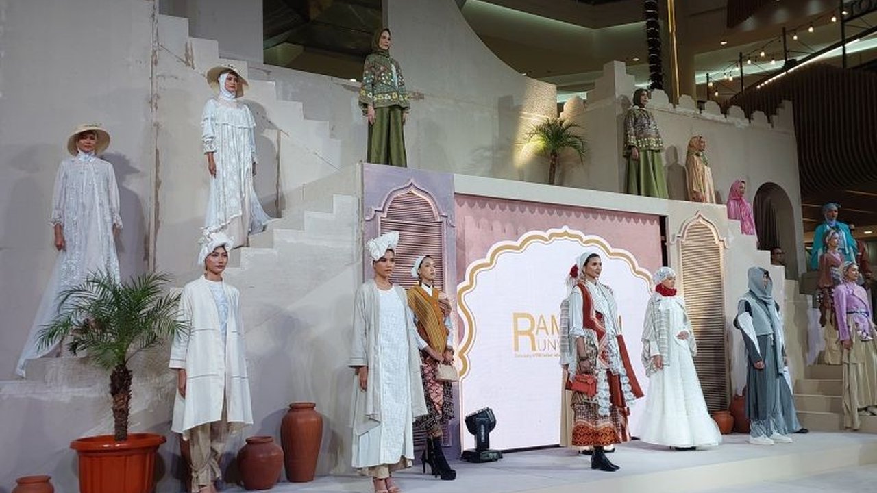 Asosiasi Perancang Pengusaha Mode Indonesia (APPMI) menggelar Ramadan Runway 2025 dengan tema 'Night in Egypt', menampilkan beragam koleksi busana Muslim dari desainer ternama Indonesia.