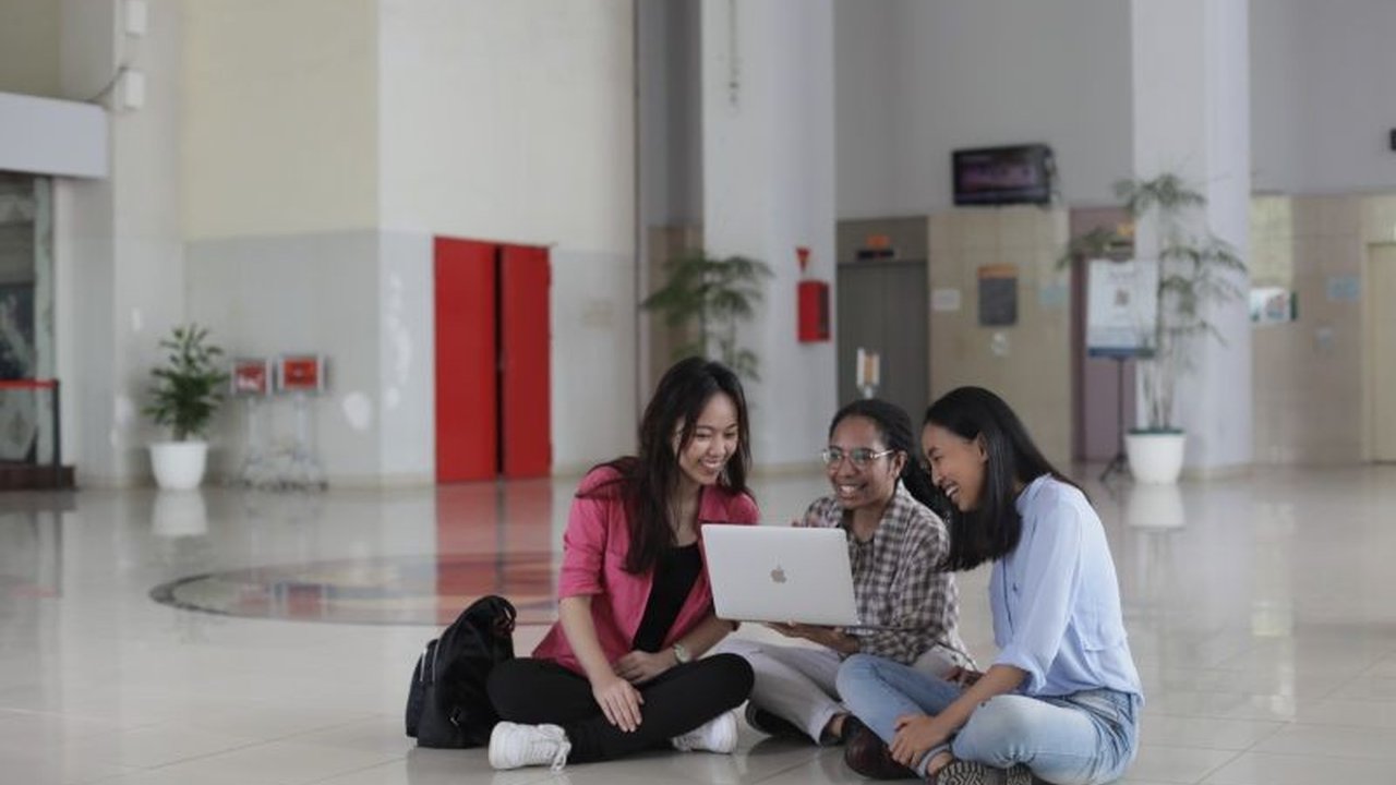 Unika Atma Jaya fokus pada pembangunan ekonomi berkelanjutan melalui program studi Ekonomi Pembangunan yang inovatif dan kolaboratif dengan berbagai lembaga terkemuka.