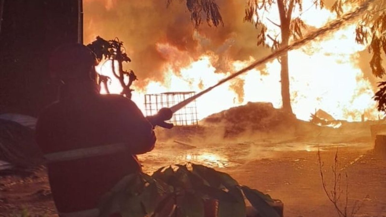 Petugas Damkar Lampung Selatan berjuang keras memadamkan kebakaran hebat di gudang BBM Desa Serdang, Tanjung Bintang, yang diperparah oleh angin kencang.