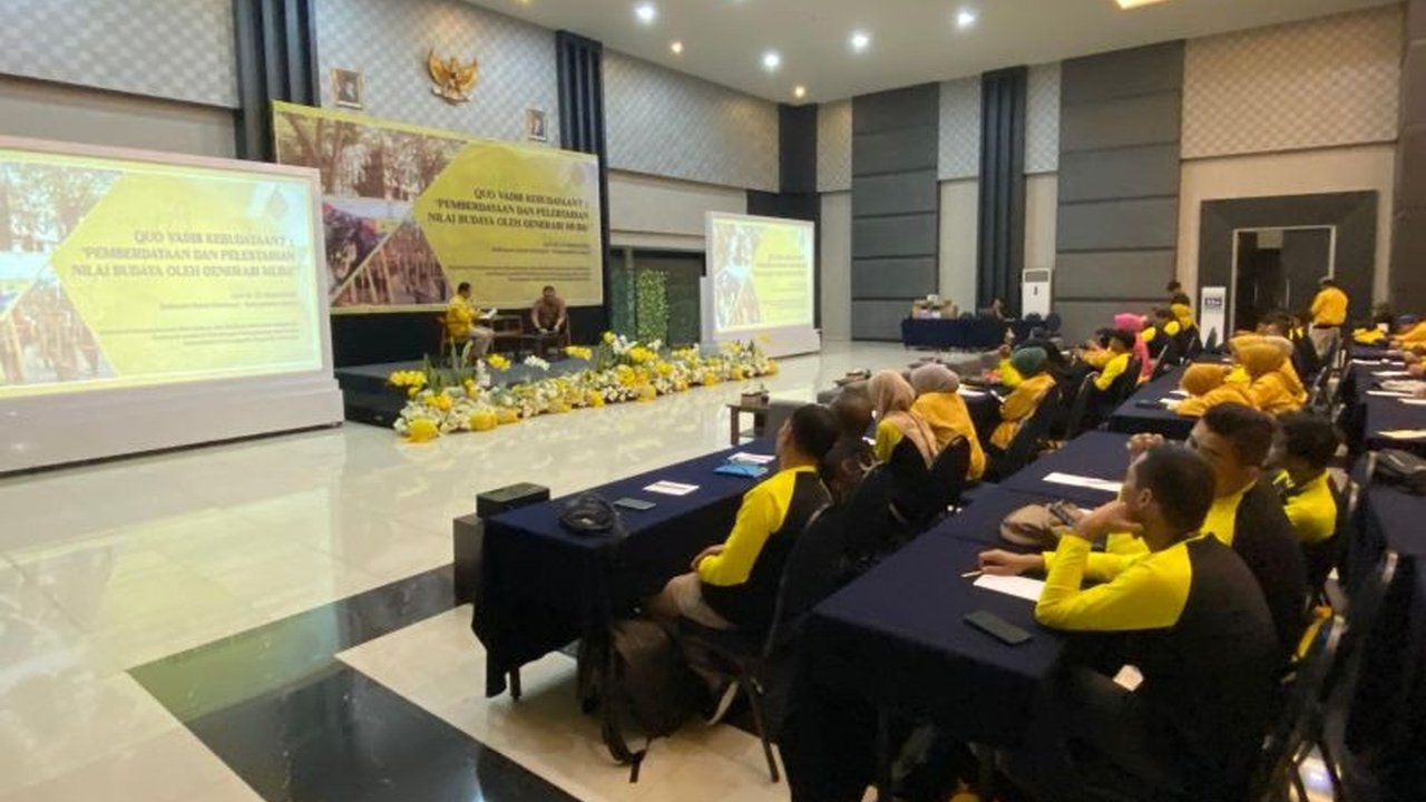 Kemenbud RI menggelar sosialisasi di Garut untuk memotivasi anak muda agar aktif melestarikan budaya lokal, demi memperkuat jati diri bangsa dan mendorong ekonomi kreatif.