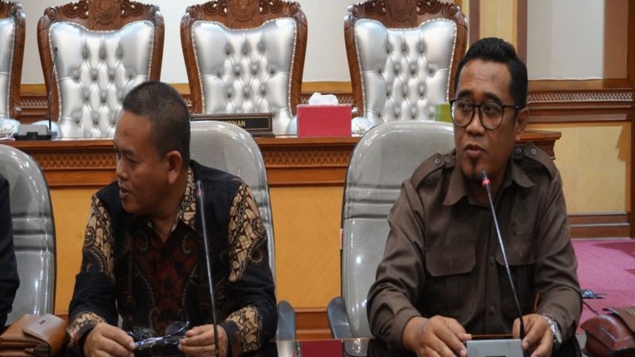 Komisi III DPRD Kulon Progo mendesak Pemkab segera laksanakan program padat karya untuk ciptakan lapangan kerja dan percepat pembangunan infrastruktur guna mengatasi ekonomi sulit.