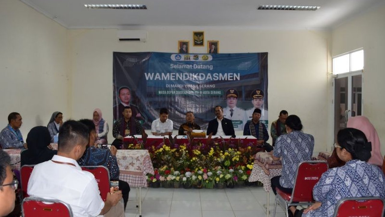 Kemendikdasmen berkomitmen mendukung sekolah swasta dalam mencerdaskan anak bangsa dengan kebijakan inklusif dan berkeadilan, memastikan akses pendidikan berkualitas bagi semua.