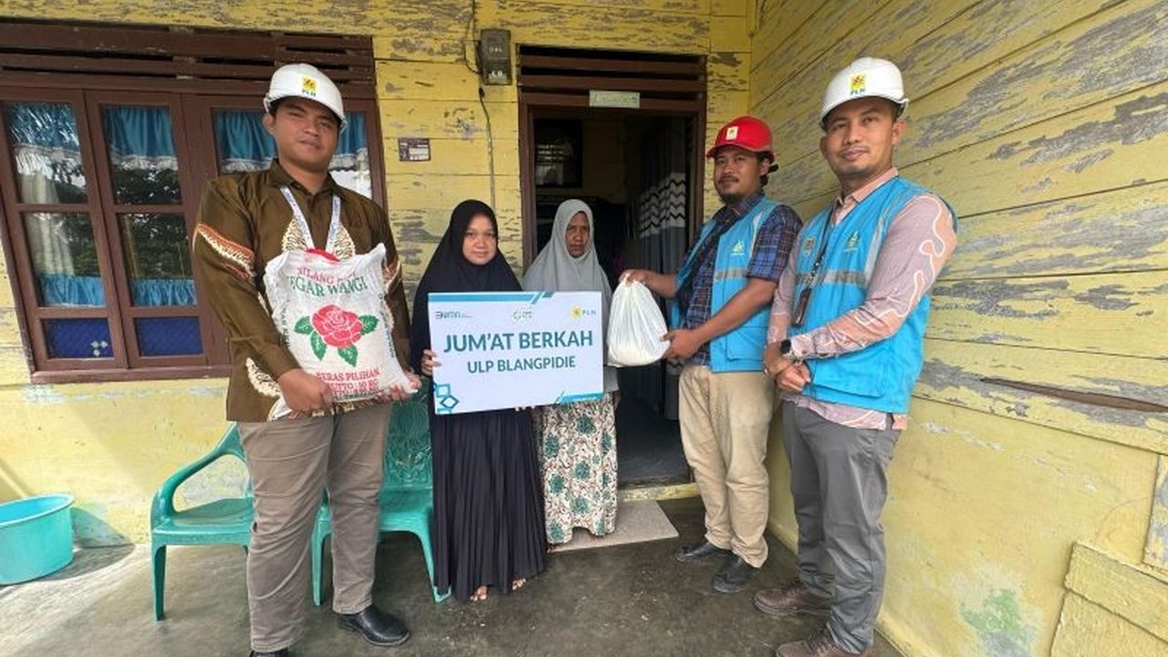 PLN Unit Layanan Blangpidie berbagi 50 paket sembako dan 10 paket santunan untuk anak yatim kepada fakir miskin di Aceh Barat Daya dalam rangka Ramadhan.