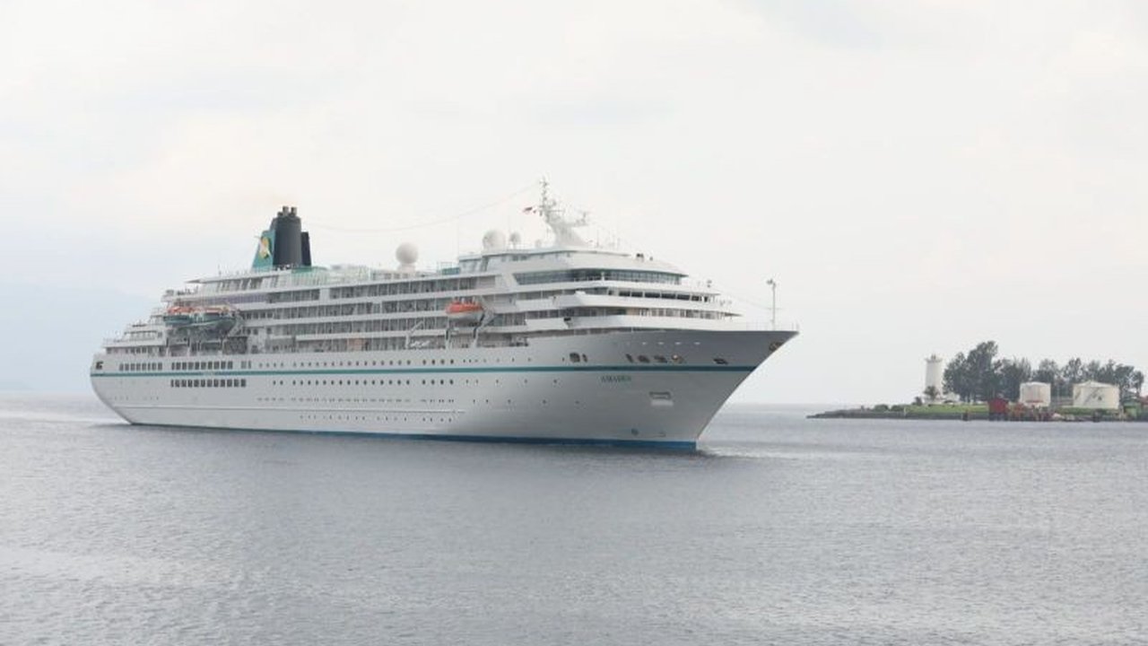 Kapal pesiar MS Amadea dengan 521 penumpang dan 322 awak kapal singgah di Sabang, Aceh, memberikan dampak positif bagi pariwisata dan ekonomi lokal.