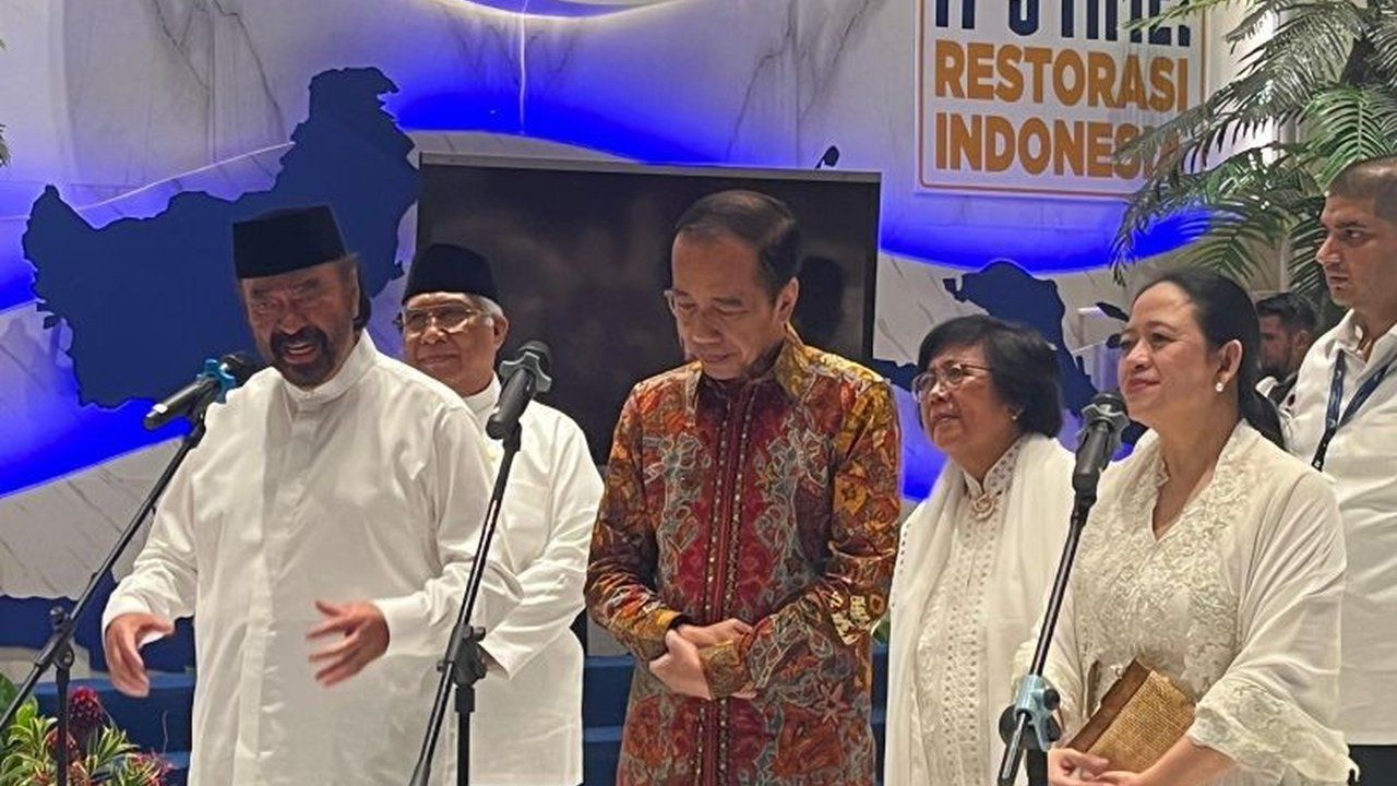 Presiden Jokowi menanyakan poin-poin penting revisi UU TNI kepada Ketua DPR Puan Maharani dalam acara buka puasa bersama di NasDem Tower, Jakarta.