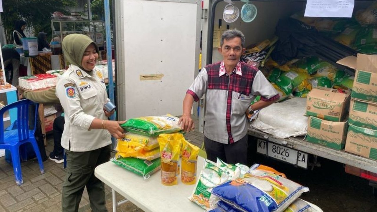 Bulog Samarinda menggelar pasar murah tahap akhir di Mahakam Ulu pada 25 Maret 2025 untuk menjaga stabilitas harga dan ketersediaan kebutuhan pokok di perbatasan negara menjelang Lebaran.