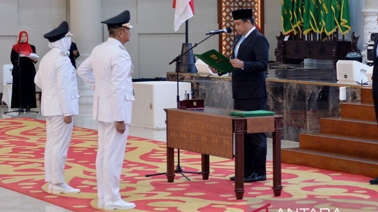 Gubernur Sumut, Bobby Nasution, melantik Saipullah Nasution dan Atika Azmi Utammi sebagai Bupati dan Wakil Bupati Mandailing Natal, dengan harapan dapat memajukan daerah yang kaya akan sumber daya alam dan SDM tersebut.