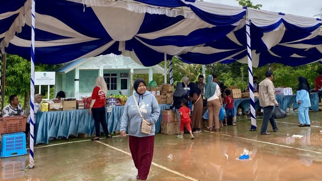 Pemko Batam berkolaborasi dengan BI Kepri menggelar operasi pasar murah dan penukaran uang baru menjelang Lebaran, disambut antusias warga Batam.